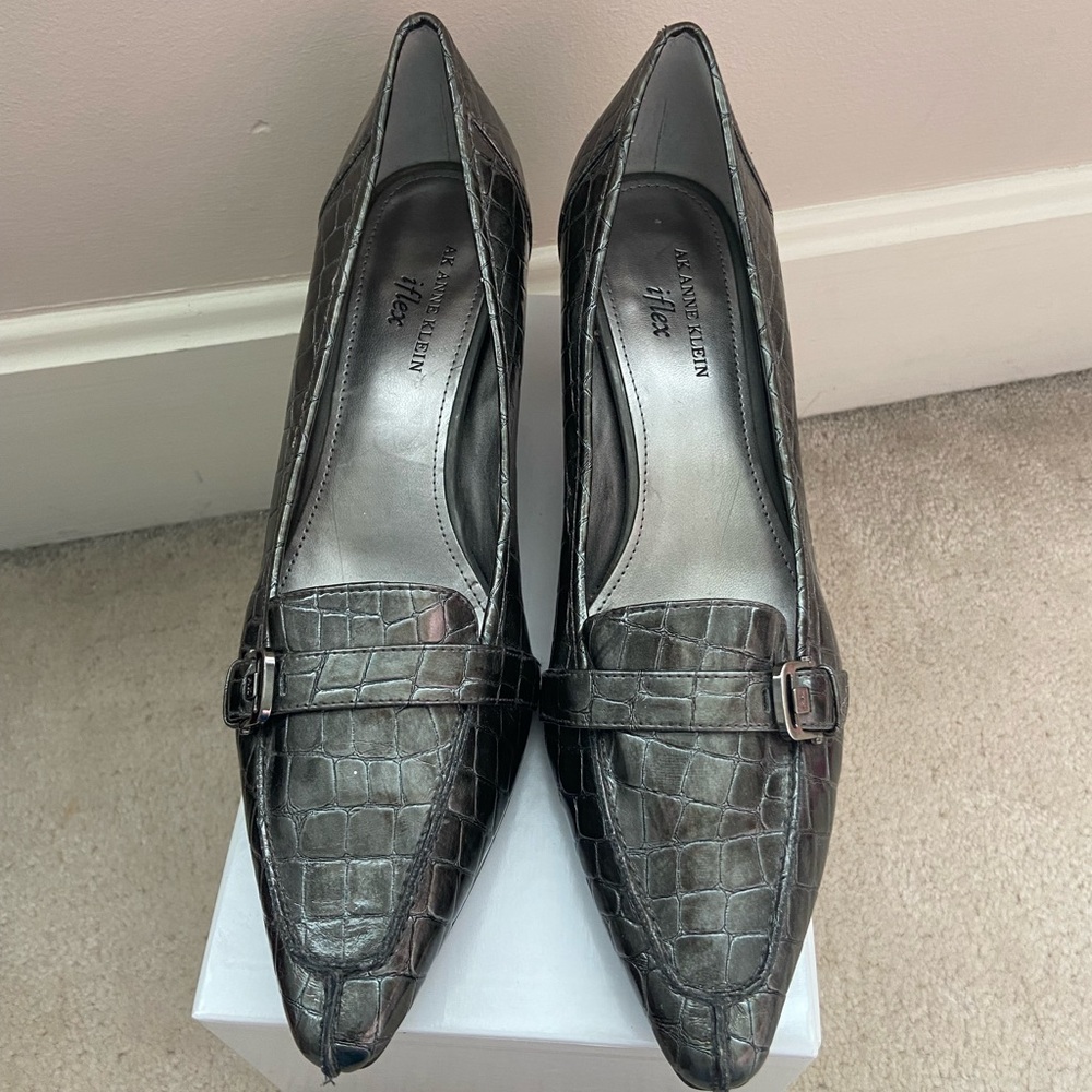 AK Anne Klein Gunmetal Silver Croc Print Kitten Heels